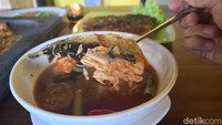 Pada pindang patin khas Lampung, rasa asamnya lebih ringan. Namun bumbu dan rempahnya masih kuat terasa ketika disesap kuahnya. Foto: detikcom/Diah Afrilian
