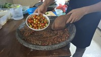 Sambal ini khas dari Lampung bahkan masih menggunakan bahan yang didatangkan langsung dari kampung halamannya. Ada tomat rampai yang konon sulit ditemukan di Jakarta. Foto: detikcom/Diah Afrilian