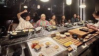 Bahkan Sarah Menzel kerap hadir di setiap momen penting dalam keluarga Azriel. Seperti momen makan steak di restoran dengan pemandangan city light ini. Foto: Instagram @sarah_menzel
