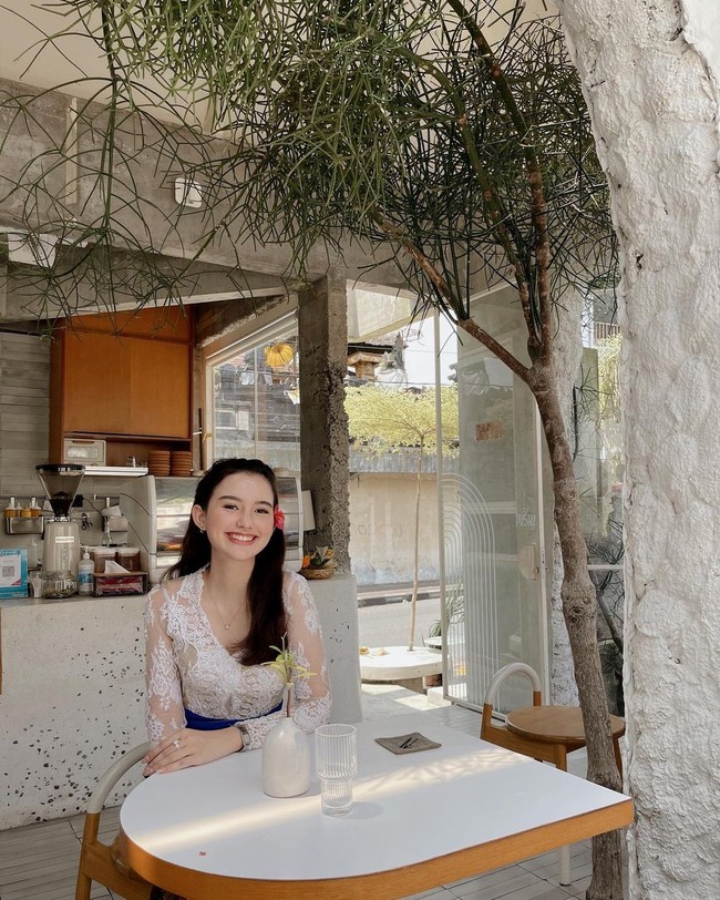 Pemilik nama lengkap Sarah Rai Menzel itu diketahui merupakan anak kedua dari Andreas Menzel dan Luh Gede Herryani. Ayahnya berasal dari Jerman sementara ibunya dari Bali. Foto: Instagram @sarah_menzel