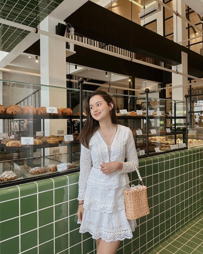 Tak hanya dikenal karena hubunganny dengan Azriel, Sarah juga kerap mencuri atensi melalui parasnya yang cantik. Punya wajah blasteran, Sarah diketahui memiliki darah keturunan Jerman dan Indonesia. Foto: Instagram @sarah_menzel