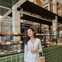 Tak hanya dikenal karena hubunganny dengan Azriel, Sarah juga kerap mencuri atensi melalui parasnya yang cantik. Punya wajah blasteran, Sarah diketahui memiliki darah keturunan Jerman dan Indonesia. Foto: Instagram @sarah_menzel