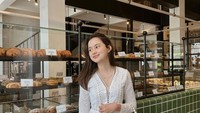Kabar ini tentu disambut bahagia oleh keluarga besar. Mengingat kedua sudah lama berpacaran dan saling menghabiskan waktu bersama. Foto: Instagram @sarah_menzel
