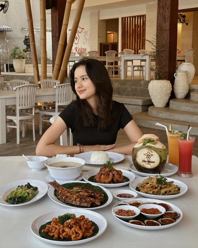 Dalam video yang dibagikan terlihat gadis 22 tahun itu dilamar di depan keluarga Azriel. Romantis, Azriel melamar Sarah dengan berlutut di hadapannya dan mengeluarkan sebuah kotak berisi cincin. Foto: Instagram @sarah_menzel