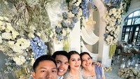 Kabar bahagia datang dari pasangan kekasih Azriel Hermansyah dan Sarah Menzel. Menyusul kakak ipar, Azriel juga melamar Sarah Menzel. Foto: Instagram @sarah_menzel