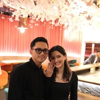 Setelah menjalin hubungan kurang lebih selama 4 tahun, putra Krisdayanti dan Anang Hermansyah, Azriel Hermansyah, akhirnya melamar sang kekasih, Sarah Menzel. Momen lamaran tersebut sekaligus dengan perayaan ultah Azriel yang ke-24. Foto: Instagram @sarah_menzel