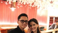 Dengan gentle, adik Aurel Hermansyah tersebut melamar Sarah Menzel di hadapan keluarga besar dalam momen ulang tahun Azriel yang ke-24. Foto: Instagram @sarah_menzel