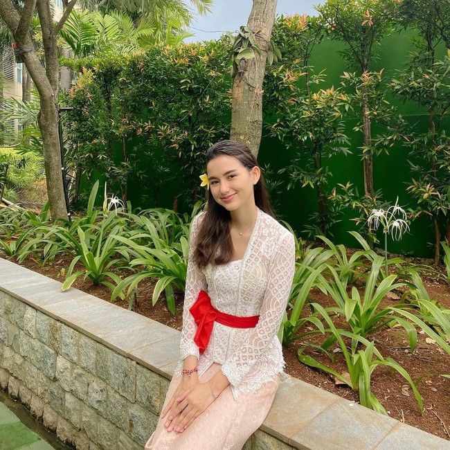 Bukan berasal dari keluarga sembarangan, orangtua Sarah merupakan pengusaha yang memiliki resor mewah dan restoran di Bali. Sang mama juga menjabat sebagai politisi di Bali. Melansir informasi pada bio Instagramnya, ibunda Sarah merupakan seorang notaris/PPAT Kabupaten Badung, dan pejabat lelang. Foto: Sarah Menzel. (Instagram @sarahmenzel)