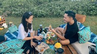 Ini momen romantis Azriel Hermansyah dan Sarah Menzel saat piknik di pinggir pantai. Mereka menikmati pemandangan sambil mencicipi ngeteh. Foto: Instagram @sarah_menzel