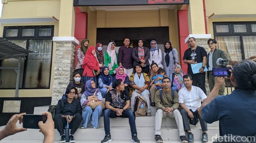 Sebanyak 11 organisasi Koalisi PPA NTB mendatangi Satreskrim Polresta Mataram, NTB, Jumat (28/6/2024). Mereka meminta kasus dugaan penganiayaan santriwati di Ponpes Al-Aziziyah diusut tuntas. (Ahmad Viqi/detikBali)