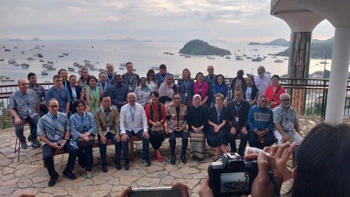 Sebanyak 23 dubes negara asing di Jakarta berpose bersama di Puncak Waringin, Labuan Bajo, Manggarai Barat, NTT. (Dok. Kominfo Pemkab Manggarai Barat)