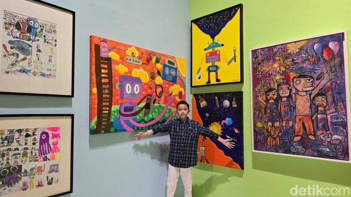 Seniman cilik Jogja, Louis Gilbert Yulianto di pameran ARTJOG 2024, Jumat (28/6/2024).