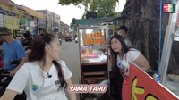 Keduanya lalu singgah jajan otak-otak gerobakan. Lokasinya tak jauh dari tempat mereka makan batagor. Foto: YouTube Qiss You TV