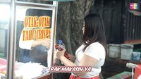 Mereka ternyata memborong otak-otak dua bungkus seharga Rp 20 ribu. Setelah itu Ayu Ting Ting dan Boiyen kembali ke rumah Ayu. Foto: YouTube Qiss You TV