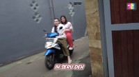Boiyen pun antusias dengan pengalaman jajannya kali ini. Ia terlihat senang membawa bungkusan makanan di tangannya sambil dibonceng Ayu. Foto: YouTube Qiss You TV