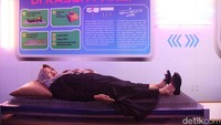 Seorang pengunjung tidur di kasur paku. 