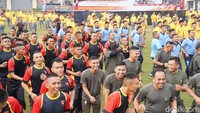 Foto: Suasana berbeda terlihat di halaman Mapolda Riau Jalan Pattimura, Pekanbaru. TNI-Polri hingga Pemerintah Provinsi Riau kompak olahraga bareng jelang peringatan Hari Bhayangkara Ke-78. (Raja Adil Siregar/detikSumut)