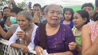 Para warga menangis saat upacara kremasi mendiang biksu Bhaddanta Munindarbhivamsa di Bago, Myanmar, Kamis (27/6/2024).