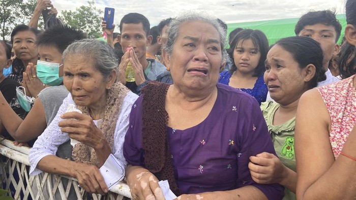 Suasana Duka Warga Myanmar Iringi Pemakaman Biksu Senior yang Ditembak Mati Jenazah biksu Bhaddanta Munindarbhivamsa, biksu senior yang ditembak mati tentara, dimakamkan di Bago, Myanmar. Suasana duka menyelimuti pemakaman.