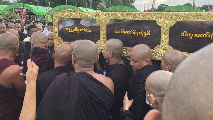Suasana Duka Warga Myanmar Iringi Pemakaman Biksu Senior yang Ditembak Mati Jenazah biksu Bhaddanta Munindarbhivamsa, biksu senior yang ditembak mati tentara, dimakamkan di Bago, Myanmar. Suasana duka menyelimuti pemakaman.