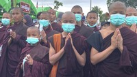 Sejumlah biksu berdoa untuk jenazah biksu Bhaddanta Munindarbhivamsa.