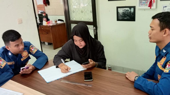 Suasana saat siswi salah satu SMK di Temanggung minta tolong mengerjakan tugas di kantor Damkar Kabupaten Temanggung, Rabu (26/6/2024).