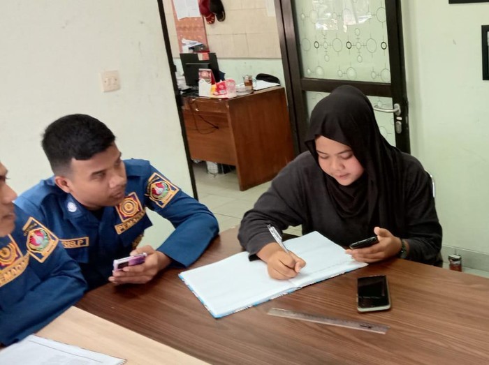 Suasana saat siswi salah satu SMK di Temanggung minta tolong mengerjakan tugas di kantor Damkar Kabupaten Temanggung, Rabu (26/6/2024).