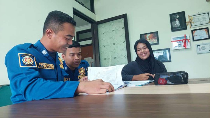 Suasana saat siswi salah satu SMK di Temanggung minta tolong mengerjakan tugas di kantor Damkar Kabupaten Temanggung, Rabu (26/6/2024).
