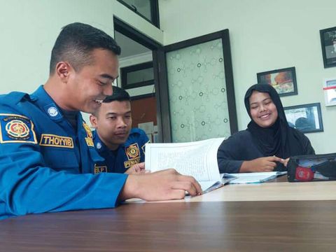 Suasana saat siswi salah satu SMK di Temanggung minta tolong mengerjakan tugas di kantor Damkar Kabupaten Temanggung, Rabu (26/6/2024).