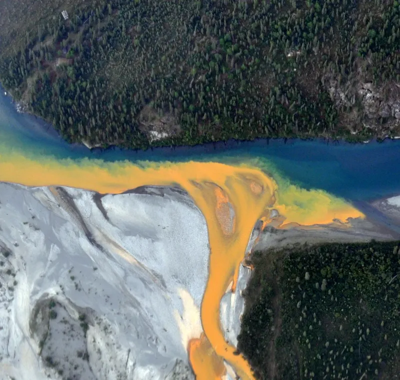 Sungai Alaska tercemar