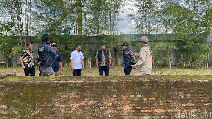 Tim Ditreskrimsus Polda Jambi, DLH, dan BPK, mengecek lokasi Candi Teluk I, yang berada dalam kepungan stockpile batu bara di Desa Kemingking Dalam, Muaro Jambi