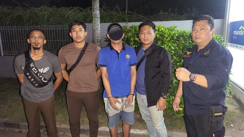 Tim Kejari Mataram saat mengamankan salah satu tahanan yang melarikan diri, Rabu, (26 /6/2024). (Dok. Kejari Mataram)