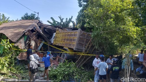 Truk Fuso menyeruduk rumah warga di pertigaan lampu merah Bimoku, Kelurahan Lasiana, Kecamatan Kelapa Lima, Kota Kupang, NTT. (Foto: Yufengki Bria/detikBali)