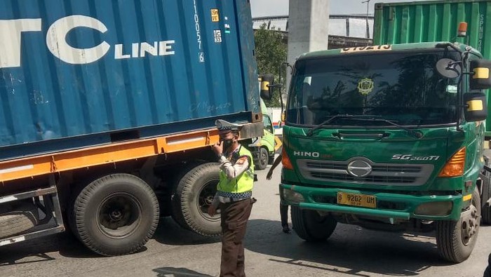 Kontainer Berjatuhan di Jakarta Utara, Lumpuhkan Arus Lalu Lintas