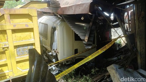 Truk menabrak rumah warga di pertigaan lampu merah Bimoku, Kelurahan Lasiana, Kecamatan Kelapa Lima, Kota Kupang, NTT. (Yufengki Bria/detikBali).