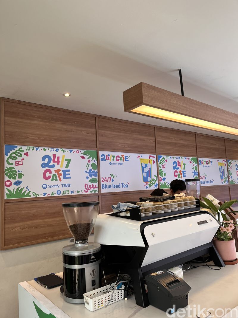 TWS 24/7 Cafe, kolaborasi Spotify dengan boyband TWS asuhan Pledis Entertainment di bawah naungan HYBE Label. Kafe ini dibuka 28-30 Juni 2024 mulai jam 11.00WIB sampai 22.00WIB, bertempat di Twin House kawasan Blok M.