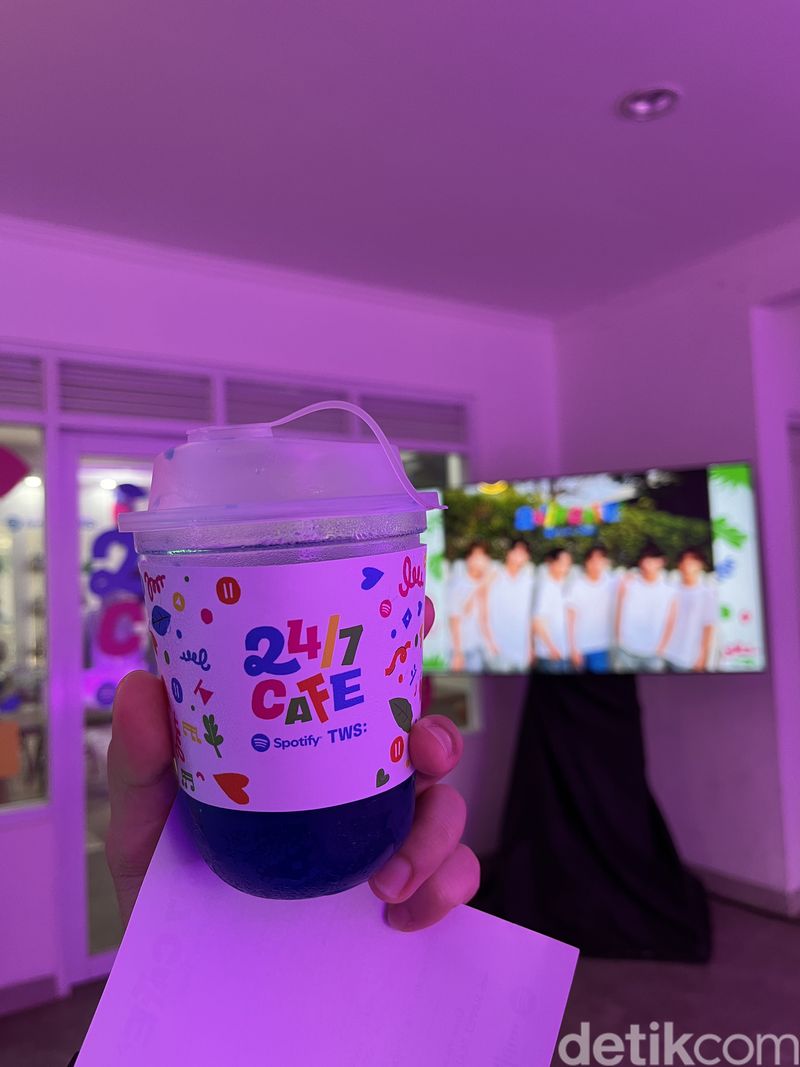 TWS 24/7 Cafe, kolaborasi Spotify dengan boyband TWS asuhan Pledis Entertainment di bawah naungan HYBE Label. Kafe ini dibuka 28-30 Juni 2024 mulai jam 11.00WIB sampai 22.00WIB, bertempat di Twin House kawasan Blok M.