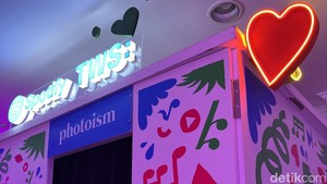 Di ruangan terakhir ada photobooth. Pastikan kamu menyempatkan diri buat antre dan berpose di dalam sini! (Foto: Atmi Ahsani Yusron/detikcom)