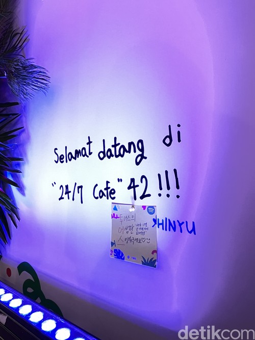 TWS 24/7 Cafe, kolaborasi Spotify dengan boyband TWS asuhan Pledis Entertainment di bawah naungan HYBE Label. Kafe ini dibuka 28-30 Juni 2024 mulai jam 11.00WIB sampai 22.00WIB, bertempat di Twin House kawasan Blok M.