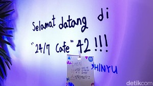Para member masing-masing punya kalimat khusus buat menyambut 42 juga loh! Ini salah satunya dari Shinyu. (Foto: Atmi Ahsani Yusron/detikcom)