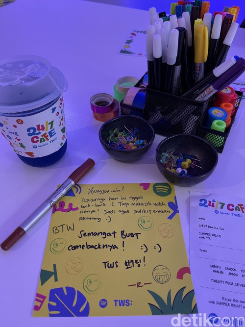 TWS 24/7 Cafe, kolaborasi Spotify dengan boyband TWS asuhan Pledis Entertainment di bawah naungan HYBE Label. Kafe ini dibuka 28-30 Juni 2024 mulai jam 11.00WIB sampai 22.00WIB, bertempat di Twin House kawasan Blok M.
