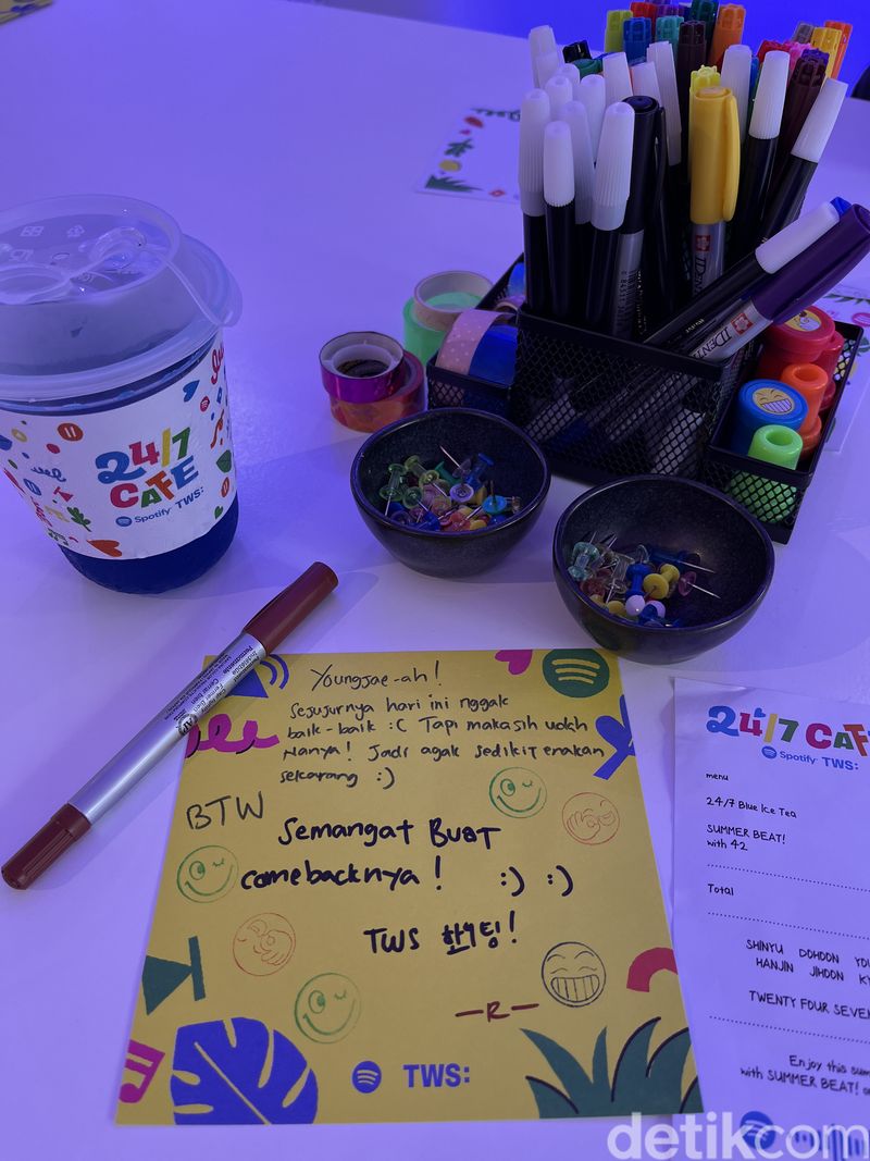 TWS 24/7 Cafe, kolaborasi Spotify dengan boyband TWS asuhan Pledis Entertainment di bawah naungan HYBE Label. Kafe ini dibuka 28-30 Juni 2024 mulai jam 11.00WIB sampai 22.00WIB, bertempat di Twin House kawasan Blok M.