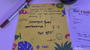 Kamu mau nulis apa nih kalau dikasih kesempatan buat menyampaikan sesuatu ke member TWS? (Foto: Atmi Ahsani Yusron/detikcom)