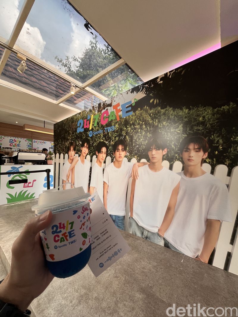 TWS 24/7 Cafe, kolaborasi Spotify dengan boyband TWS asuhan Pledis Entertainment di bawah naungan HYBE Label. Kafe ini dibuka 28-30 Juni 2024 mulai jam 11.00WIB sampai 22.00WIB, bertempat di Twin House kawasan Blok M.