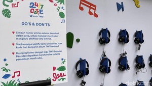 Ada banyak headphone yang disediakan di sini buat kamu loh 42. (Foto: Atmi Ahsani Yusron/detikcom)