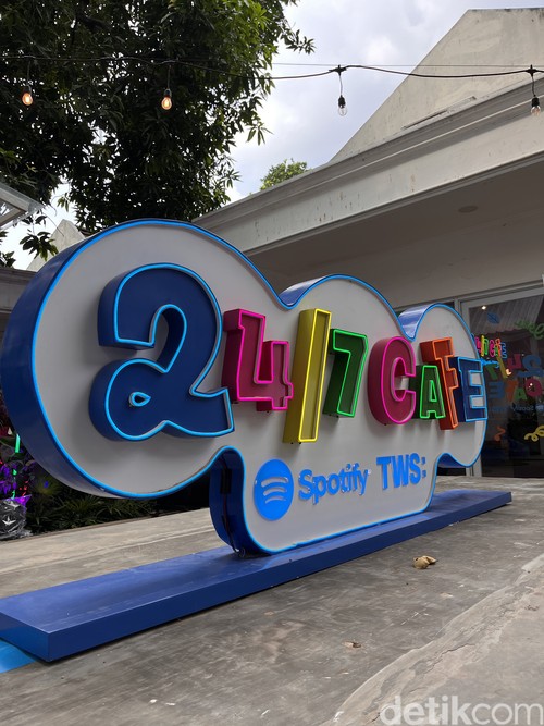TWS 24/7 Cafe, kolaborasi Spotify dengan boyband TWS asuhan Pledis Entertainment di bawah naungan HYBE Label. Kafe ini dibuka 28-30 Juni 2024 mulai jam 11.00WIB sampai 22.00WIB, bertempat di Twin House kawasan Blok M.