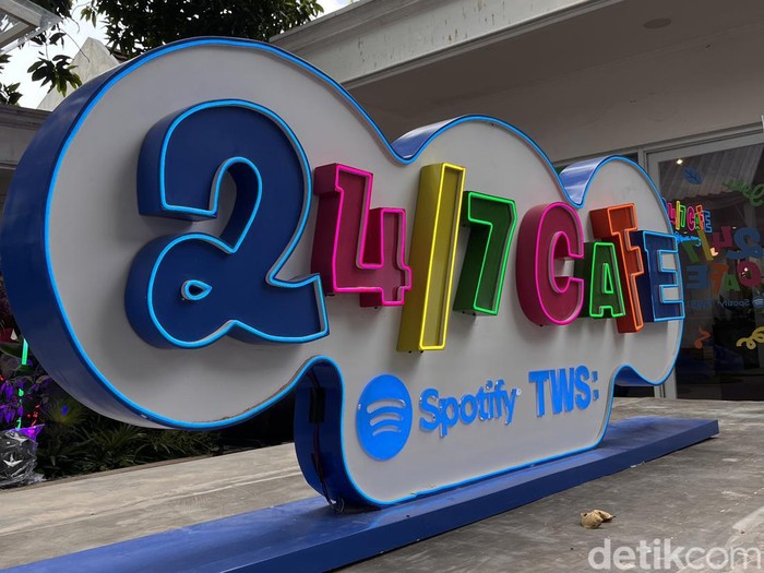 TWS 24/7 Cafe, kolaborasi Spotify dengan boyband TWS asuhan Pledis Entertainment di bawah naungan HYBE Label. Kafe ini dibuka 28-30 Juni 2024 mulai jam 11.00WIB sampai 22.00WIB, bertempat di Twin House kawasan Blok M.