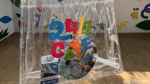 Sebelum pulang, kamu juga bisa klaim merchandise di booth. Syaratnya kamu harus bikin playlist lagu-lagu TWS. (Foto: Atmi Ahsani Yusron/detikcom)