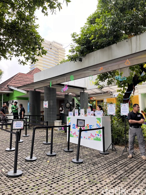 TWS 24/7 Cafe, kolaborasi Spotify dengan boyband TWS asuhan Pledis Entertainment di bawah naungan HYBE Label. Kafe ini dibuka 28-30 Juni 2024 mulai jam 11.00WIB sampai 22.00WIB, bertempat di Twin House kawasan Blok M.