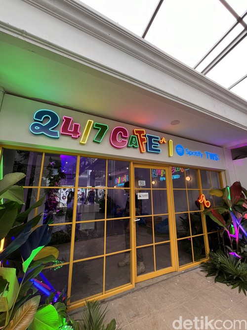 TWS 24/7 Cafe, kolaborasi Spotify dengan boyband TWS asuhan Pledis Entertainment di bawah naungan HYBE Label. Kafe ini dibuka 28-30 Juni 2024 mulai jam 11.00WIB sampai 22.00WIB, bertempat di Twin House kawasan Blok M.